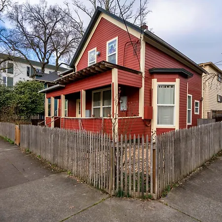 Stay Portland - Sun-Filled Buckman Studio!